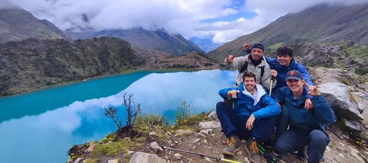 Laguna Humantay entre montañas
